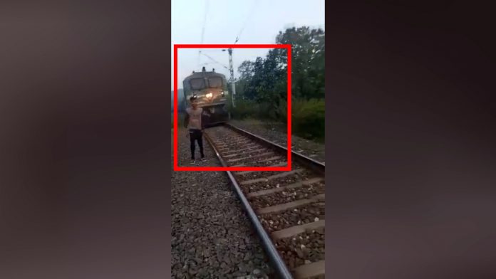 Madhya Pradesh: Man posing for video dies after being hit by train in Itarsi