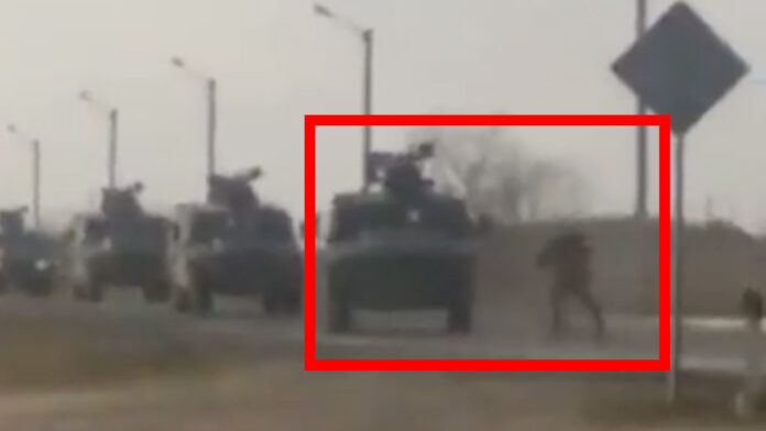 Viral Video :A Ukrainian throws himself in front of Russian military Trucks to stop the invaders