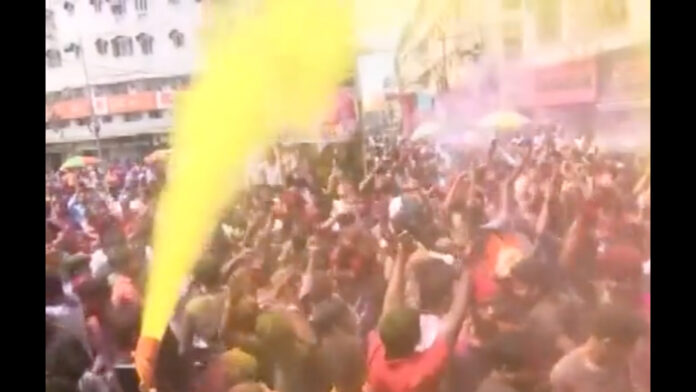 #WATCH Assam | Multitudnous crowd of people celebrate #Holi with colours while dancing to the tunes of songs in Guwahati