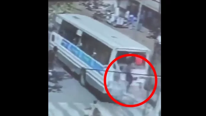 CCTV: Gujarat: 2 students fell on the road after the windshield of the bus in Jamnagar broke